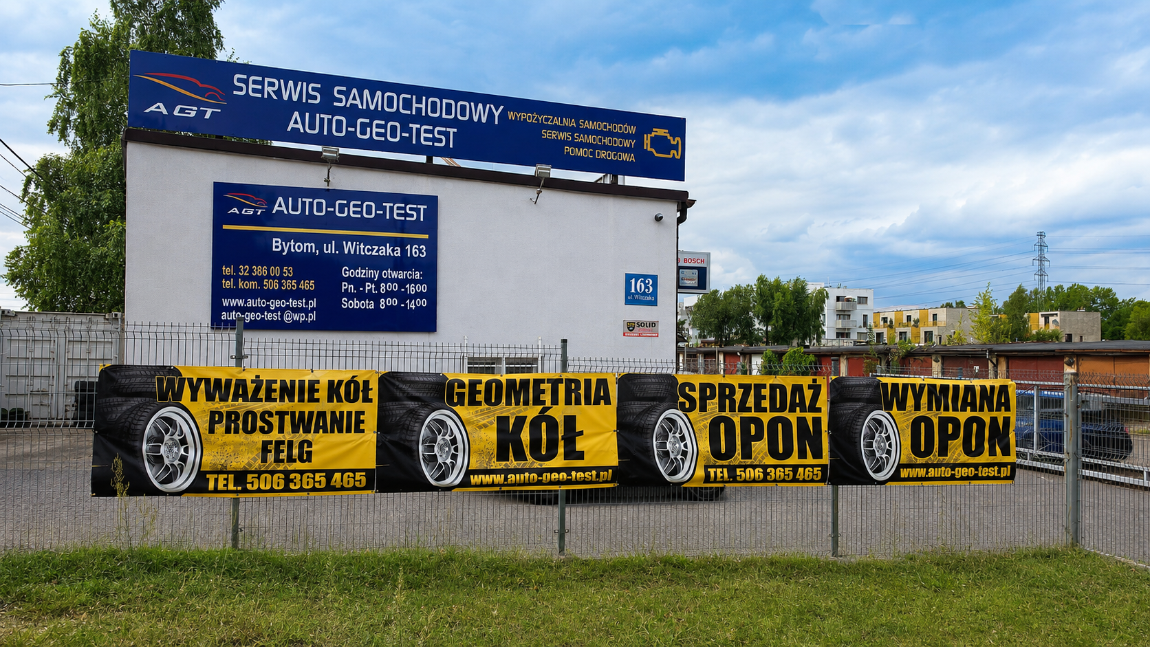 Auto-Geo-Test przy ulicy Witczaka od strony ogrodzenia